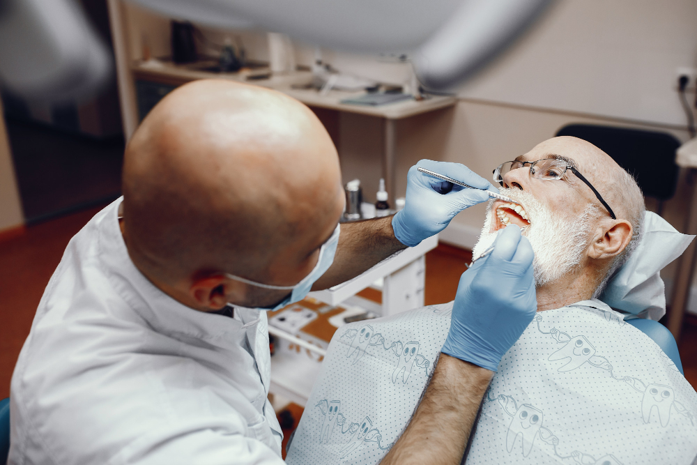 Chi ha osteoporosi può fare impianti dentali?